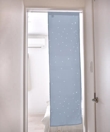 外の光が星柄に差し込むセパレートカーテン