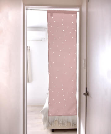 外の光がハート柄に差し込むセパレートカーテン