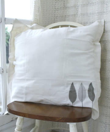リーフ刺繍クッション（アイボリー）