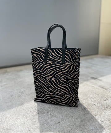 【コーディネートに華やかさをプラス】ゼブラ柄ジャガードトートバッグ
