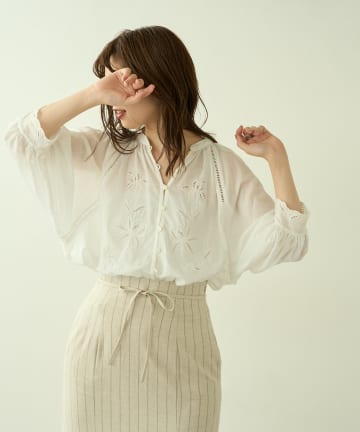 natural couture(ナチュラルクチュール) 【大人ナチュ】ボリュームスリーブ刺繍ブラウス