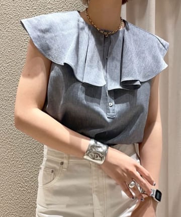 フリルカラーノースリーブブラウス