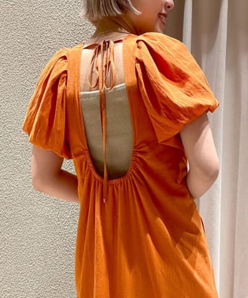 バックシャンパフスリーブドレス