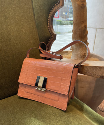 【FIORELLI/フィオレッリ】 型押しスクエアショルダーバッグ