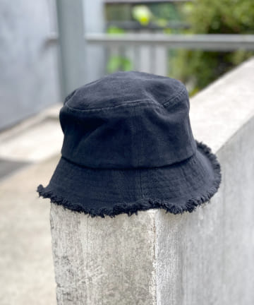 【つばのデザインがおしゃれに見せる】フリンジバケットハット