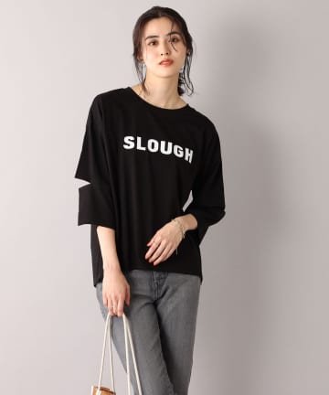 【遊び心あるロゴトップス】袖スリットロゴカットソー