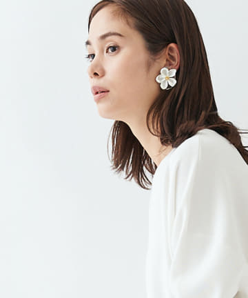 【清廉なイメージのホワイトフラワー・HUI(ヒュイ)】マットフラワーイヤリング
