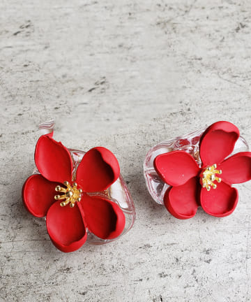 【艶やかなレッドフラワー・HUI(ヒュイ)】マットフラワーイヤリング