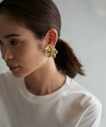 【雅らかなゴールドフラワー・HUI(ヒュイ)】マットフラワーイヤリング