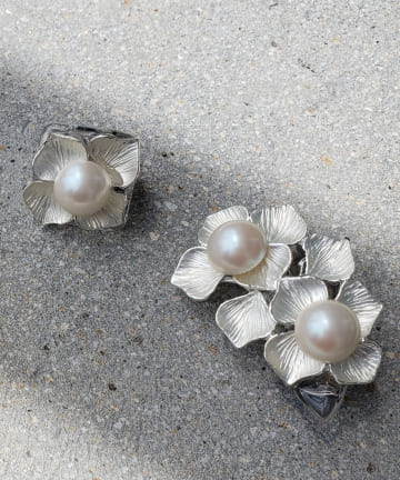 【アシンメトリーが新鮮なデザイン・HUI(ヒュイ)】フラワーパールイヤリング