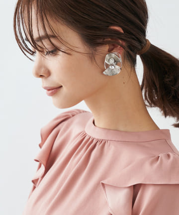 【上品な存在感・HUI(ヒュイ)】S字リボンイヤリング