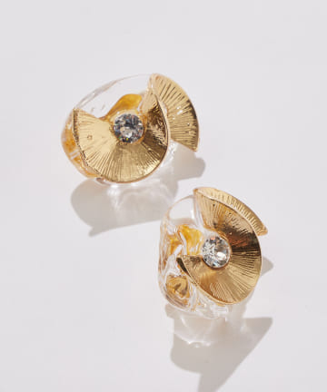 【リボンモチーフが女性らしい・HUI(ヒュイ)】S字リボンイヤリング