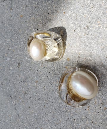 【アシンメトリーなデザインが目を惹く・HUI(ヒュイ)】箔パールイヤリング