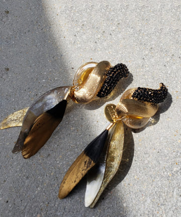 【揺れるフェザーが目を惹く・HUI(ヒュイ)】ビジューフェザーイヤリング