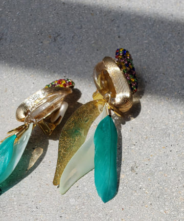 【鮮やかグリーンに目を奪われる・HUI(ヒュイ)】ビジューフェザーイヤリング