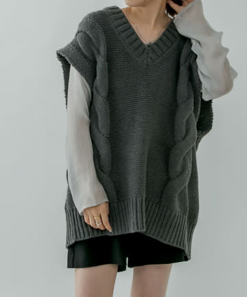 ケーブルニットベスト