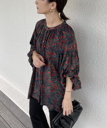 【odore/オドル】シャーリングブラウス