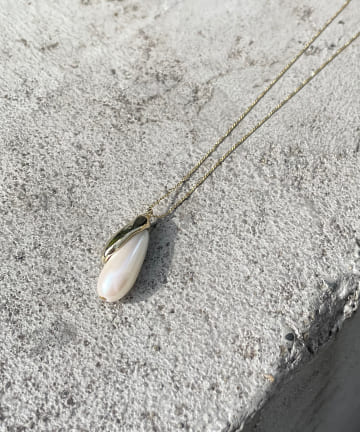 【エレガントな印象】ドロップパールロングネックレス