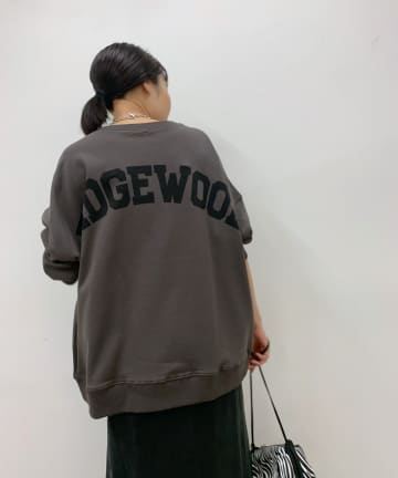 バックロゴプルオーバー