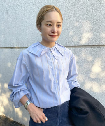 フリルカラーブラウス