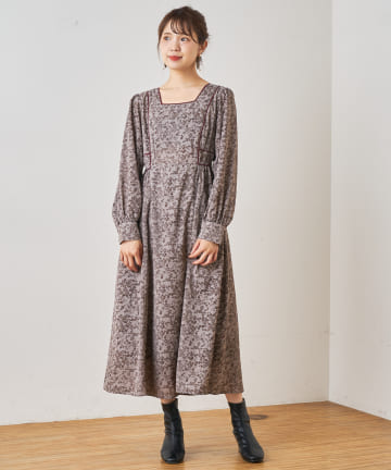 NICE CLAUP / OLIVE des OLIVE OUTLET(ナイスクラップ  / オリーブ デ オリーブ アウトレット) 小花柄　スクエアネックワンピ