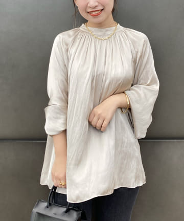 サテンギャザーブラウス