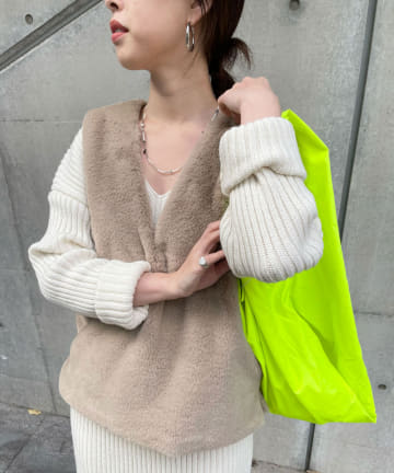 Vネックフェイクファーベスト