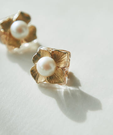 【上品なフラワーモチーフ・HUI(ヒュイ)】パールフラワーミニイヤリング