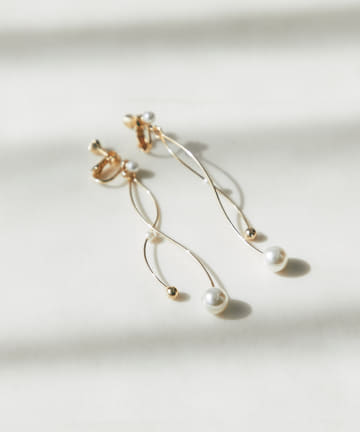 【上品な輝き】ウェーブラインパールイヤリング