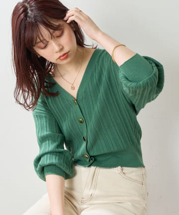 natural couture(ナチュラルクチュール) ゴールドの釦使いが大人レディな装いに◎プチプラランダムリブカーディガン