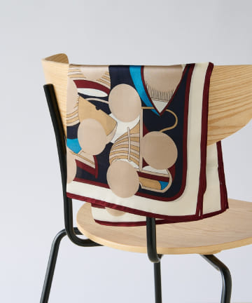 【滑らかな質感と光沢が綺麗】シルクドットスカーフ