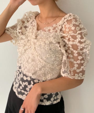 トレンド詰まった、オーガンジーフラワー刺繍ブラウス