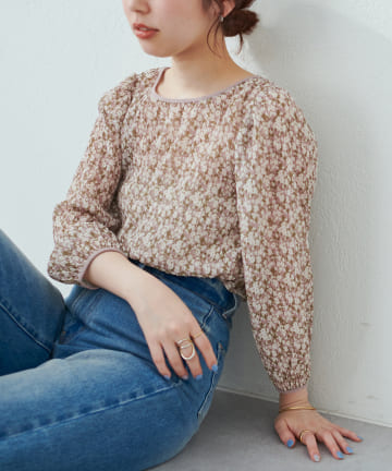 natural couture(ナチュラルクチュール) 繊細さとヘルシーなシルエットで魅せる 袖タック花柄プリーツブラウス