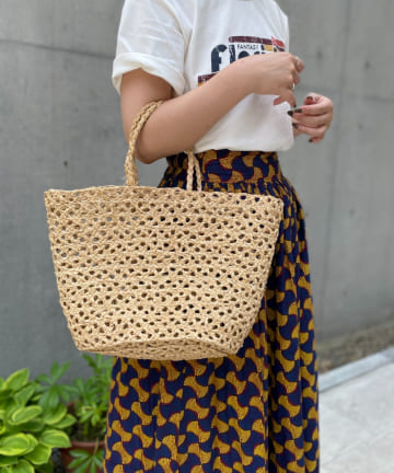 透かし模様が涼しげな、ラフィアトレッセバスケットBAG