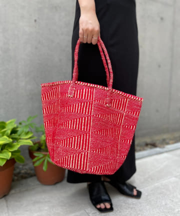 肩掛け可能で大容量、サイザルBAG