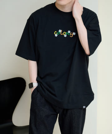 COLONY 2139(コロニー トゥーワンスリーナイン) フラワー刺繍ロゴ半袖Tシャツ