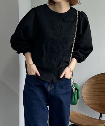 【素材感で差をつける】エンボスフラワー柄前後２WAYブラウス