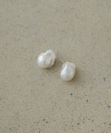 【in2design/インツーデザイン】 ニュアンスパールピアス