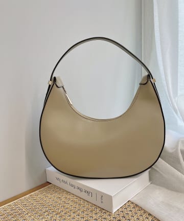 【cachecache(カシュカシュ)】ハーフムーンショルダー