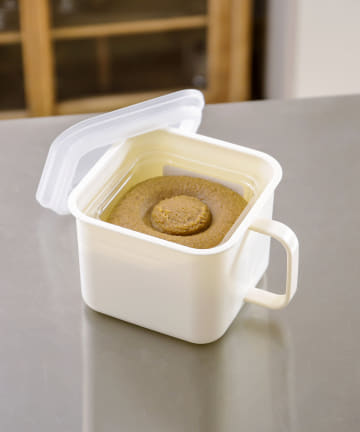 3COINS(スリーコインズ) 《市販の味噌パックを容器ごと保存できる！》味噌保存容器