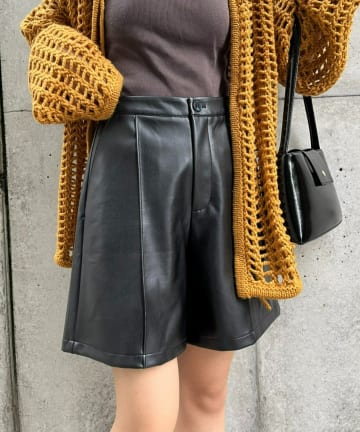 【ヒルナンデス 杉野真実アナ着用】フェイクレザーショートパンツ
