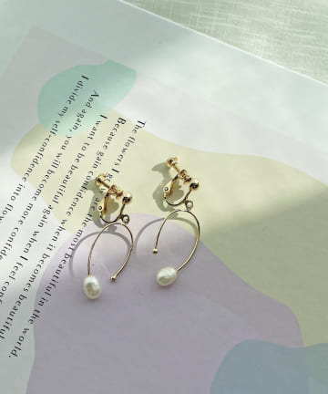 【フェミニンな印象】揺れパールイヤリング
