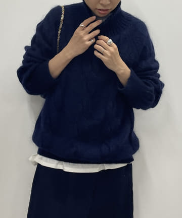 ケーブルタートルニット