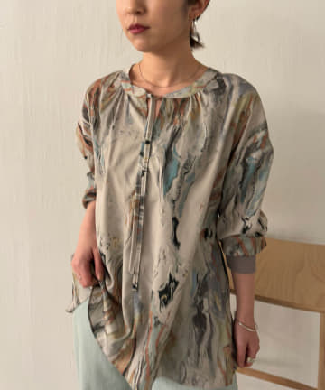 Jena　espace merveilleux(ジェナ　エスパスメルヴェイユ) 【大人の柄アイテム】2WAYマーブルペイントブラウス