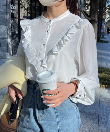 Thevon.(ゼヴォン) Vフリル配色パイピングブラウス