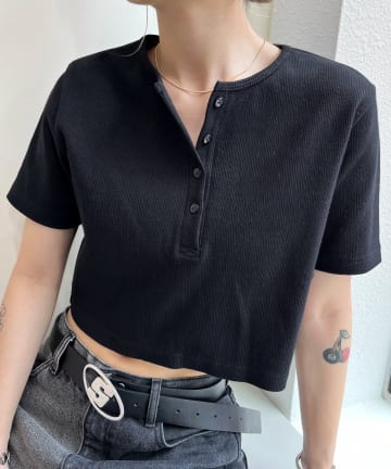 WHO’S WHO gallery(フーズフーギャラリー) ヘンリーネックショートTEE