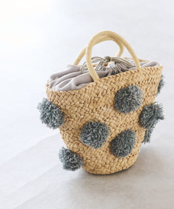 ポンポンつきカゴバッグ