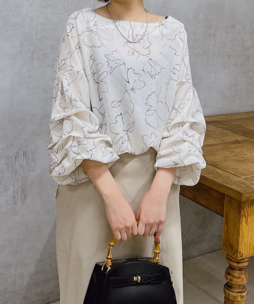 袖コンシャス花柄タックブラウス