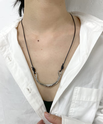 【WEB限定】レザーコードメタルフォルムネックレス