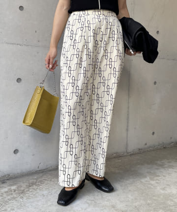 Thevon.(ゼヴォン) ジオメトリック柄イージーパンツ